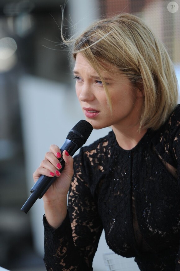 Léa Seydoux s'explique pendant l'émission Le Grand Journal à Cannes, le 22 mai 2013.