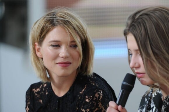 Adèle Exarchopoulos et Léa Seydoux évoque le film La Vie d'Adèle pendant l'émission Le Grand Journal à Cannes, le 22 mai 2013.