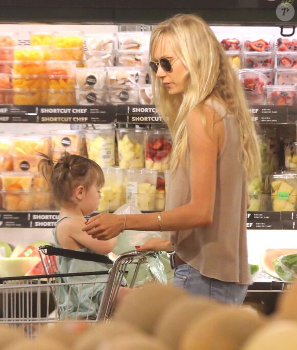 Exclusif - Kimberly Stewart fait du shopping avec sa fille Delilah au magasin Whole Foods à Beverly Hills, le 21 mai 2013.