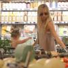 Exclusif - Kimberly Stewart fait du shopping avec sa fille Delilah à Whole Foods à Beverly Hills, le 21 mai 2013.