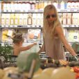 Exclusif - Kimberly Stewart fait du shopping avec sa fille Delilah à Whole Foods à Beverly Hills, le 21 mai 2013.