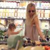 Exclusif - Kimberly Stewart fait du shopping avec sa fille à Whole Foods à Beverly Hills, le 21 mai 2013.