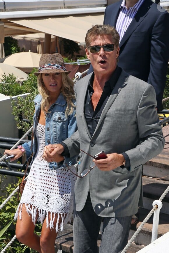 David Hasselhoff se promène avec sa compagne Hayley Roberts sur la Croisette à Cannes, le 17 mai 2013.