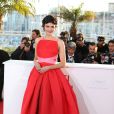 Audrey Tautou dans une volumineuse robe rouge er rose de chez Prada le 26 mai 2013 lors du Festival de Cannes.