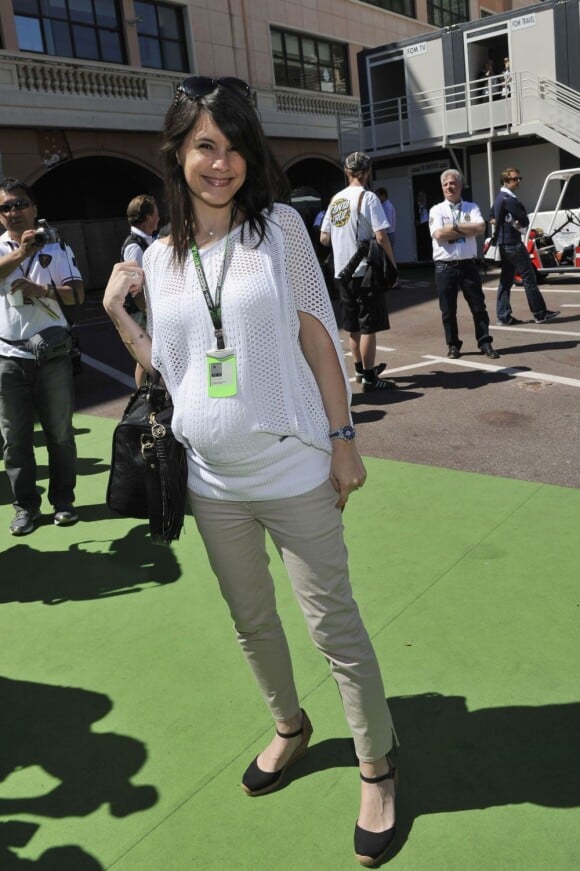 Marion Jollès-Grosjean, enceinte et radieuse dans les allées du paddock du Grand Prix de Formule 1 du dimanche 26 mai 2013