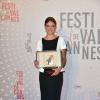 Léa Seydoux ravissante avec la Palme d'or lors du dîner des lauréats au Festival de Cannes le 26 mai 2013.