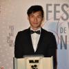 Anthony Chen et sa Caméra d'or au dîner des lauréats au Festival de Cannes le 26 mai 2013.