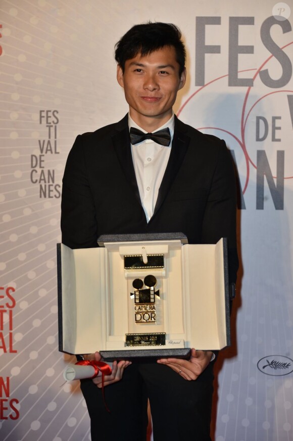 Anthony Chen et sa Caméra d'or au dîner des lauréats au Festival de Cannes le 26 mai 2013.