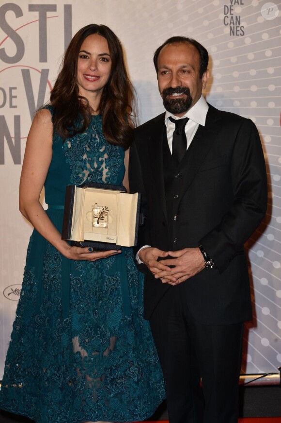 Bérénice Bejo, qui porte une robe Elie Saab, avec son prix d'interprétation et Asghar Farhadi au dîner des lauréats au Festival de Cannes le 26 mai 2013.