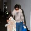 Katie Holmes et sa fille Suri Cruise arrivent à l'aéroport Laguardia à New York, le 27 mai 2013.