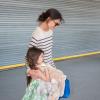 Katie Holmes et sa fille Suri à l'aéroport Laguardia à New York, le 27 mai 2013.