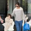 Katie Holmes et sa fille Suri Cruise arrivent à l'aéroport Laguardia à New York, le 27 mai 2013.