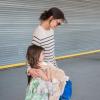 Katie Holmes et sa fille Suri arrivent à l'aéroport Laguardia à New York, le 27 mai 2013.