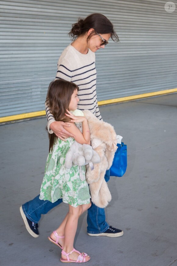 Katie Holmes et sa fille Suri arrivent à l'aéroport Laguardia à New York, le 27 mai 2013.