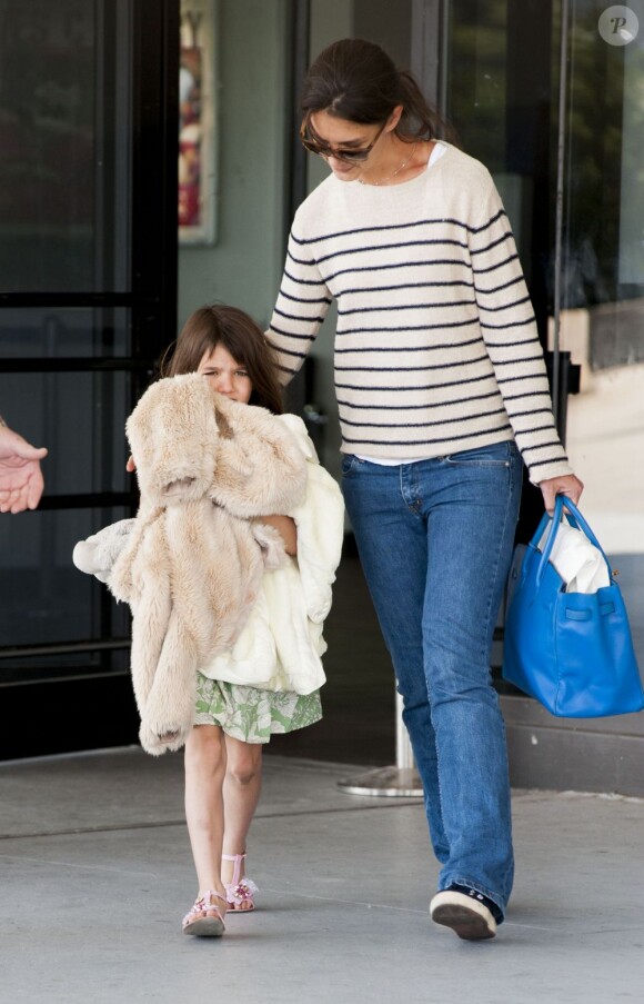 Katie Holmes et sa fille Suri Cruise à l'aéroport Laguardia à New York, le 27 mai 2013.