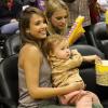 Jessica Alba est allée soutenir l'équipe féminine de basketball Sparks avec son mari et ses deux filles Honor et Haven. Los Angeles, le 26 mai 2013.