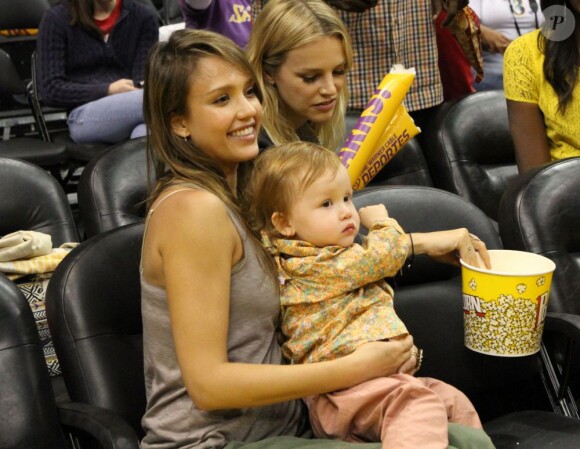 Jessica Alba est allée soutenir l'équipe féminine de basketball Sparks avec son mari et ses deux filles Honor et Haven. Los Angeles, le 26 mai 2013.