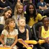Jessica Alba est allée soutenir l'équipe féminine de basketball Sparks avec son mari Cash Warren, ses filles Honor et Haven, et son amie Lisa Leslie. Los Angeles, le 26 mai 2013.
