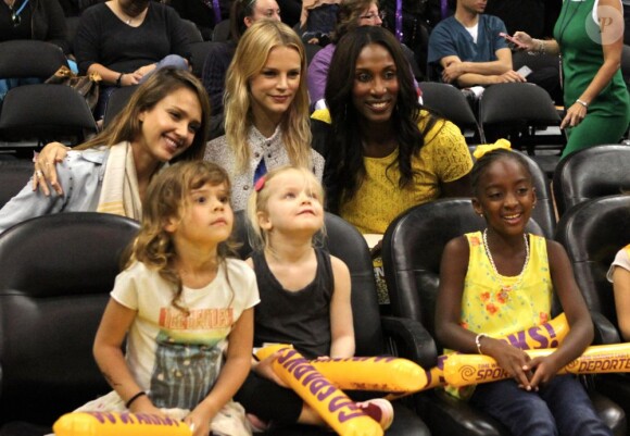Jessica Alba est allée soutenir l'équipe féminine de basketball Sparks avec son mari Cash Warren, ses filles Honor et Haven, et son amie Lisa Leslie. Los Angeles, le 26 mai 2013.