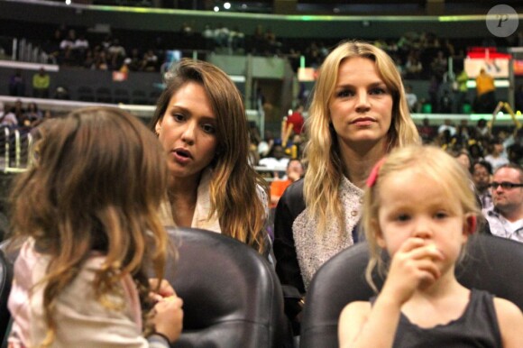 La belle Jessica Alba est allée soutenir l'équipe féminine de basketball Sparks avec son mari Cash Warren, ses deux filles Honor et Haven, et son amie Lisa Leslie. Los Angeles, le 26 mai 2013.