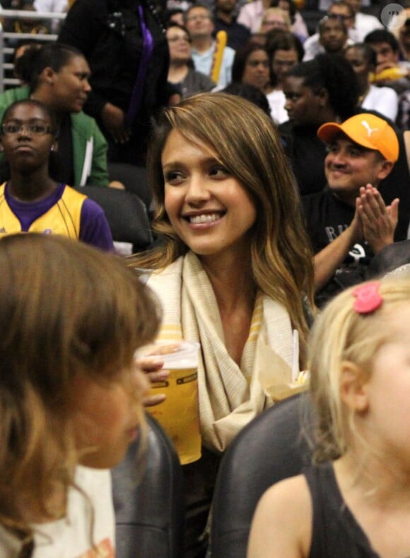 Jessica Alba est allée soutenir l'équipe féminine de basketball Sparks avec son mari Cash Warren, ses deux filles Honor et Haven, et son amie Lisa Leslie. Los Angeles, le 26 mai 2013.