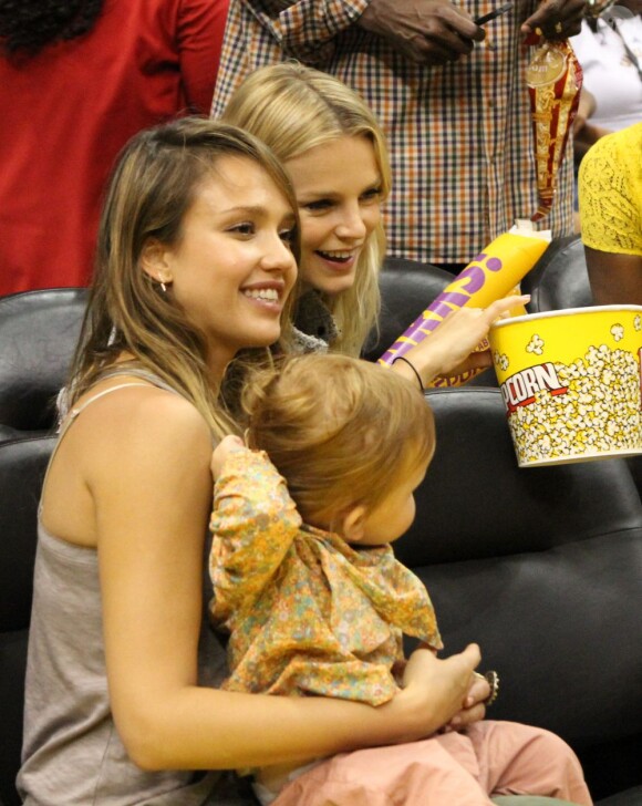 Jessica Alba est allée soutenir l'équipe féminine de basketball Sparks avec son mari Cash Warren, ses deux filles Honor et Haven, et son amie Lisa Leslie. Photo prise à Los Angeles, le 26 mai 2013.