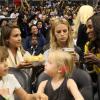 Jessica Alba est allée soutenir l'équipe féminine de basketball Sparks avec son mari Cash Warren, ses deux filles Honor et Haven, et son amie Lisa Leslie. Los Angeles, le 26 mai 2013.