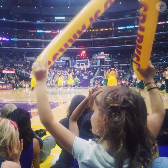 L'actrice Jessica Alba est allée soutenir l'équipe féminine de basketball Sparks avec son mari et ses deux filles Honor et Haven. Los Angeles, le 26 mai 2013. Elle était également accompagnée de sa meilleure amie Kelly Sawyer et de la joueuse de basket Lisa Leslie.
