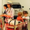 Jessica Alba fait ses courses avec ses filles Honor et Haven à Los Angeles, le 27 mai 2013.