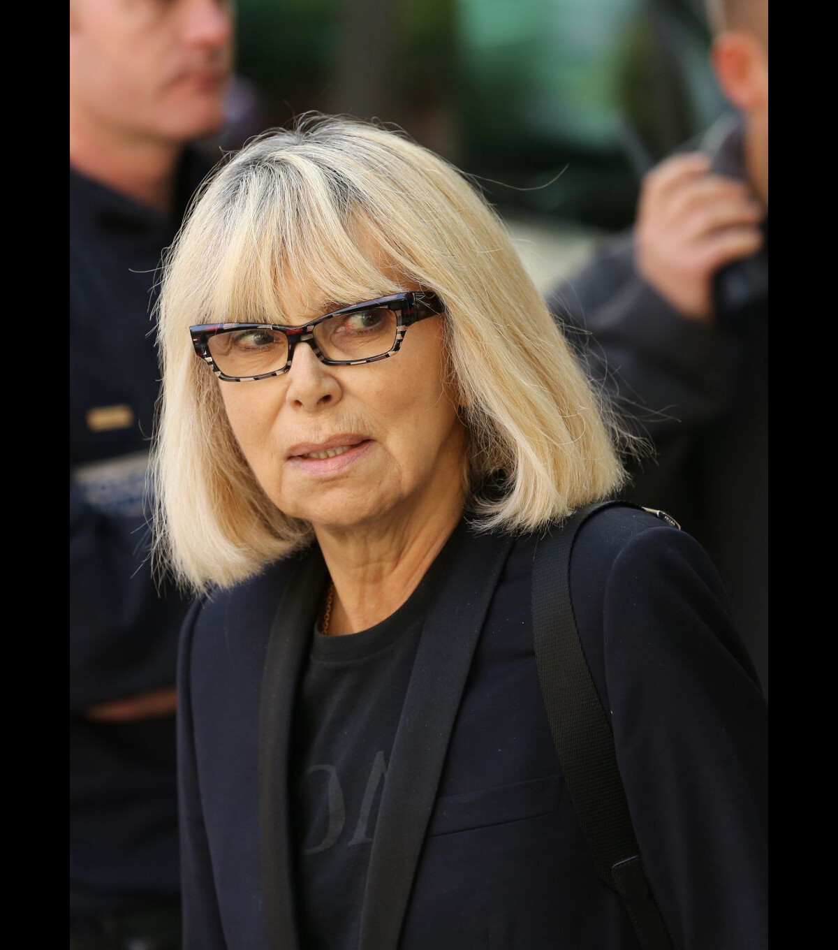 photo mireille darc aux obsèques de pierre mondy a paris le 20