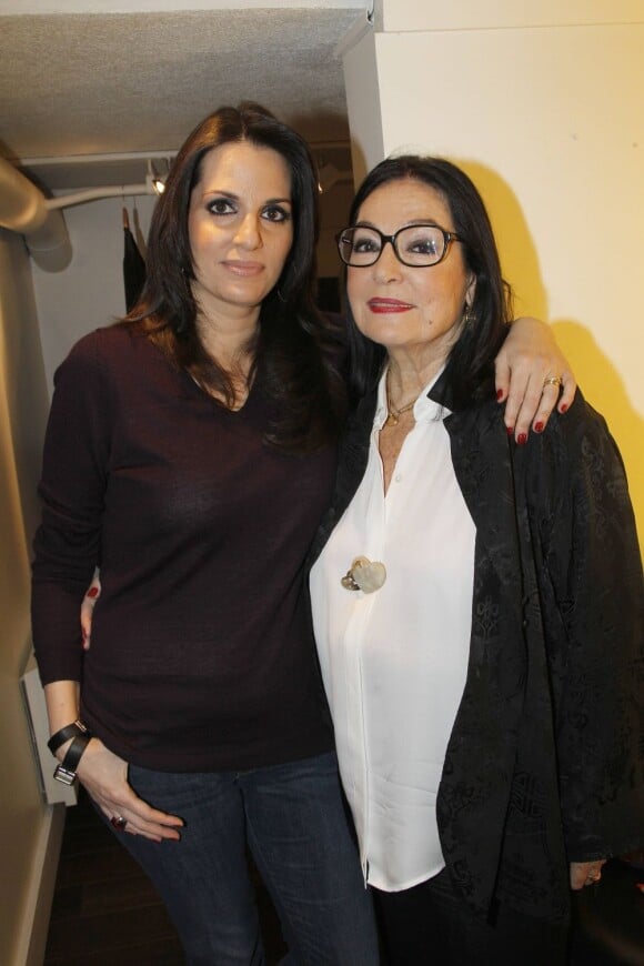 Nana Mouskouri et sa fille Lenou lors de l'enregistrement de Vivement dimanche le 22 février 2012 à Paris. 