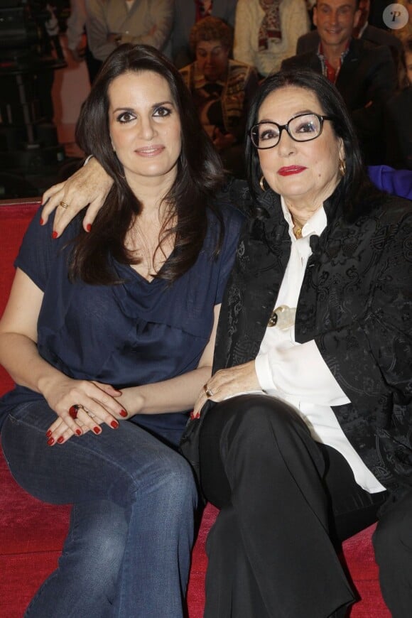 Nana Mouskouri et sa fille Lenou lors de l'enregistrement de Vivement dimanche le 22 février 2012 à Paris. 