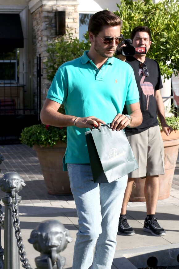 Scott Disick, compagnon de Kourtney Kardashian, quitte la bijouterie Polacheck's Jewelers dans le centre commercial The Commons à Calabasas. Le 28 mai 2013.