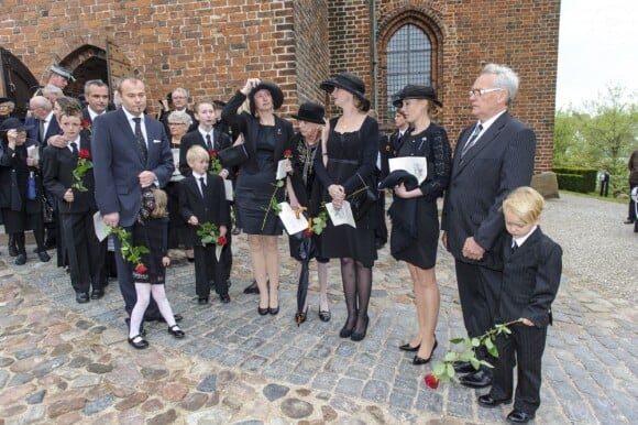 La famille du défunt lors des obsèques du comte Christian de Rosenborg, ancien prince de Danemark, le 29 mai 2013 à l'église et au cimetière de Lyngby. Outre sa veuve Anne Dorte et leurs trois filles, la reine Margrethe II de Danemark, le prince Henrik, la princesse Benedikte et la princesse Marie assistaient à l'office, conduit par Julie Schmidt.