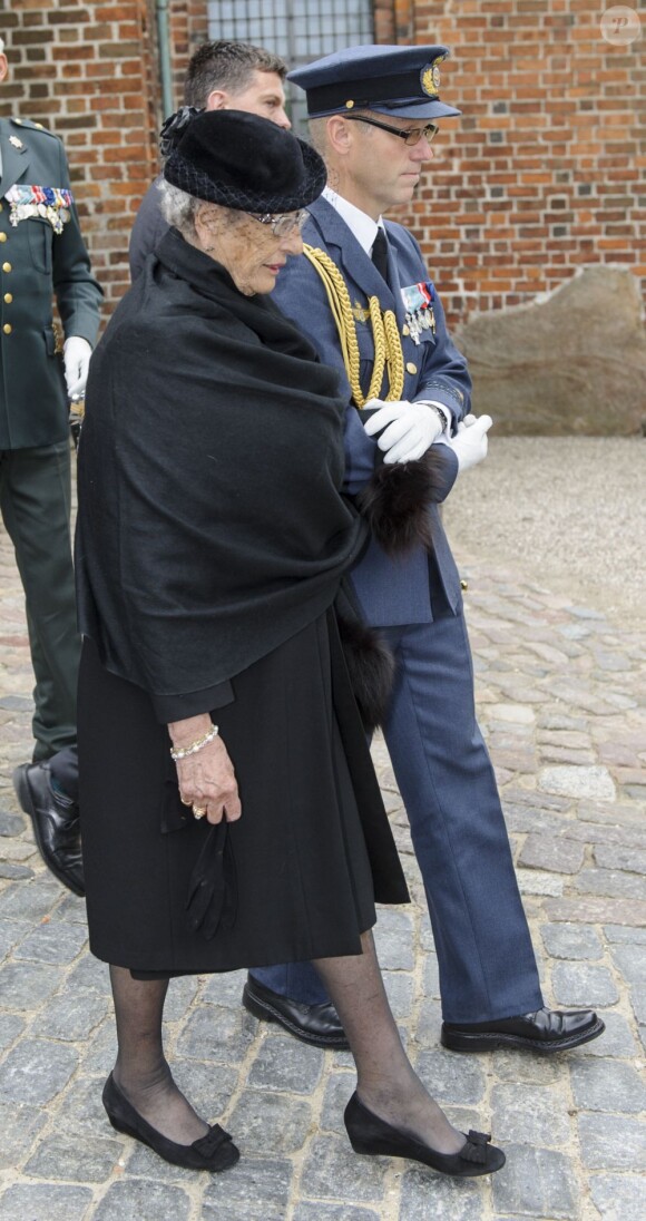La princesse Astrid de Norvège aux obsèques du comte Christian de Rosenborg, ancien prince de Danemark, le 29 mai 2013 à l'église et au cimetière de Lyngby. Outre sa veuve Anne Dorte et leurs trois filles, la reine Margrethe II de Danemark, le prince Henrik, la princesse Benedikte et la princesse Marie assistaient à l'office, conduit par Julie Schmidt.