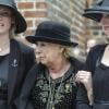La comtesse Anne Dorte soutenue par ses filles aux obsèques de son mari le comte Christian de Rosenborg, ancien prince de Danemark, le 29 mai 2013 à l'église et au cimetière de Lyngby. Outre sa veuve Anne Dorte et leurs trois filles, la reine Margrethe II de Danemark, le prince Henrik, la princesse Benedikte et la princesse Marie assistaient à l'office, conduit par Julie Schmidt.
