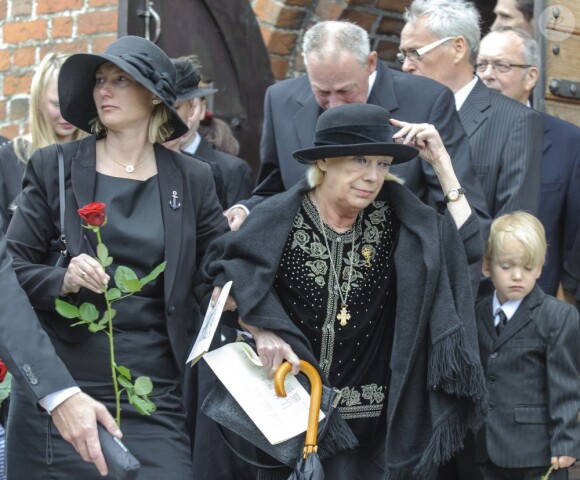 La comtesse Anne Dorte, très marquée, aux obsèques de son mari le comte Christian de Rosenborg, ancien prince de Danemark, le 29 mai 2013 à l'église et au cimetière de Lyngby. Outre sa veuve Anne Dorte et leurs trois filles, la reine Margrethe II de Danemark, le prince Henrik, la princesse Benedikte et la princesse Marie assistaient à l'office, conduit par Julie Schmidt.