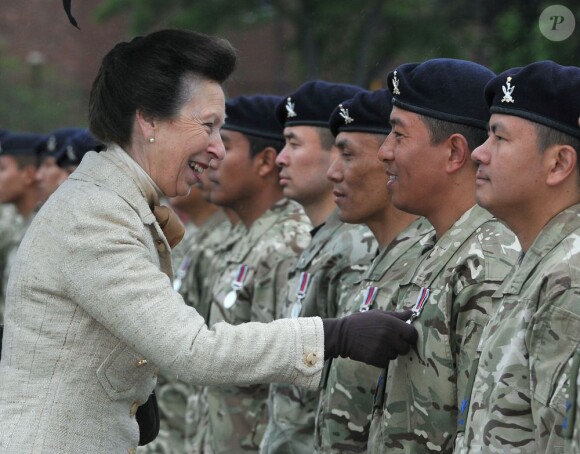 La princesse Anne lors d'une cérémonie de remise de médailles à des soldats du 2e Signal Regiment de retour d'Afghanistan, le 29 mai 2013