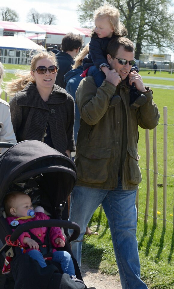 Peter Phillips et sa femme Autumn ont amené leurs filles Savannah, 2 ans, et Isla, 1 an, pour encourager Zara Phillips lors du concours complet de Badminton, le 4 mai 2013.