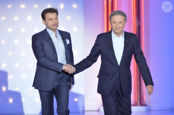 Clovis Cornillac et Michel Drucker lors de l'enregistrement de l'émission de France 2 Vivement dimanche à Paris le 29 mai 2013