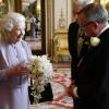 Elizabeth II rencontrant le 30 mai 2013 à Buckingham David Longman, fils de l'homme qui avait créé le bouquet de fleurs pour son couronnement, en 1953, venu avec une réplique de cette composition d'anthologie.