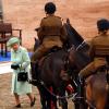 La reine Elizabeth II, vendredi 31 mai 2013, rendait une petite visite de courtoisie à la troupe cérémonielle King's Troop Royal Horse Artillery, à Londres.