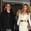 Jennifer Lopez et son petit ami Casper Smart à la sortie de l'hôtel Dorchester à Londres, le 30 mai 2013.