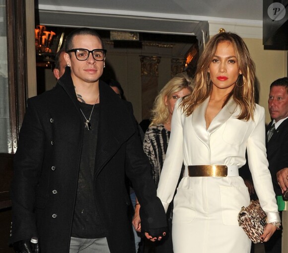 Jennifer Lopez et son petit ami Casper Smart à la sortie de l'hôtel Dorchester à Londres, le 30 mai 2013.