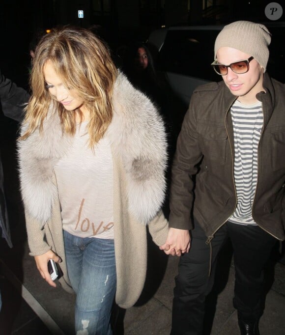 Jennifer Lopez et son petit ami Casper Smart arrivent à l'hôtel Dorchester à Londres, le 28 mai 2013.