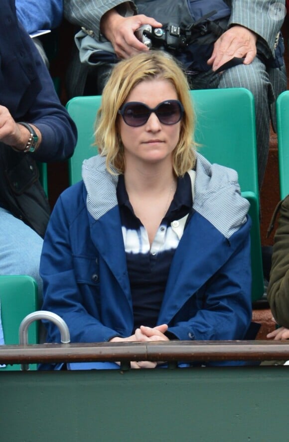 Natacha Régnier dans les tribunes de Roland-Garros au cinquième jour des Internationaux de France le 30 mai 2013