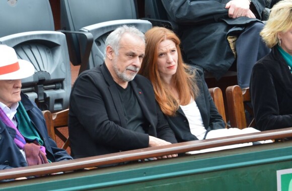 Francis Perrin et sa femme Gersende dans les tribunes de Roland-Garros au cinquième jour des Internationaux de France le 30 mai 2013