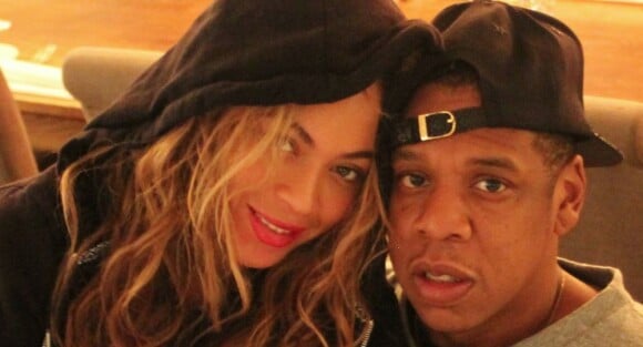 Beyoncé et Jay-Z amoureux comme au premier jour à Berlin. La star était de passage les 23 et 24 mai dans la ville allemande dans le cadre de sa tournée The Mrs. Carter Show World Tour.