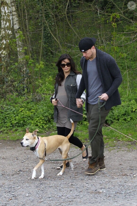 L'acteur Channing Tatum et sa femme Jenna Dewan, enceinte, sont allés promener leurs chiens dans un parc à Londres, le 29 avril 2013.