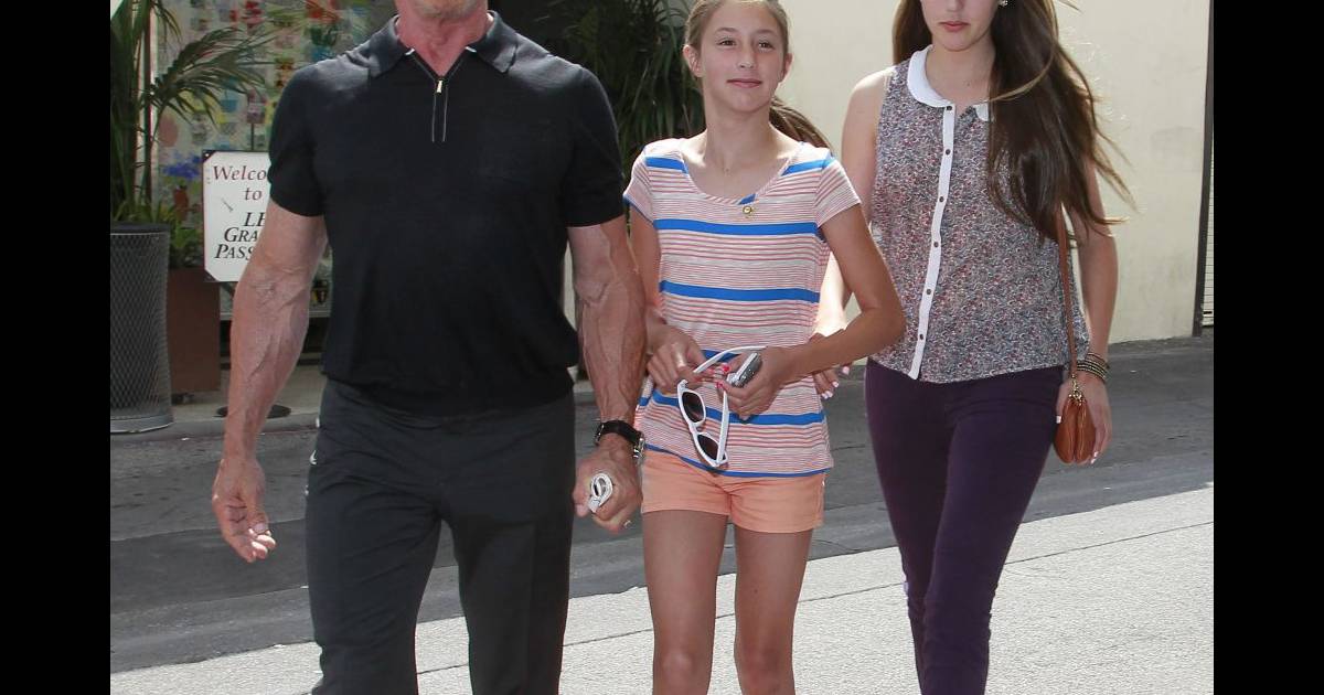 Sylvester Stallone décontracté et musclé avec ses filles Sistine et